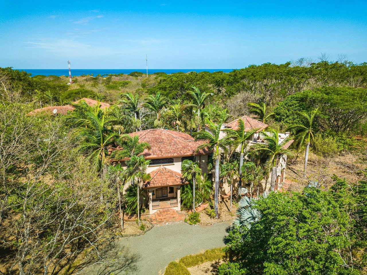 Casa Palacio: Elegant and Palatial 3BR in Gated Community - Gallery image 2