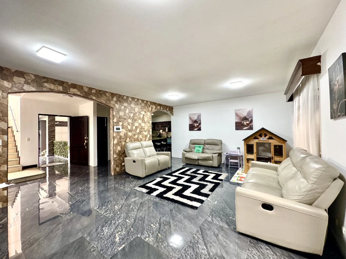 Residencial Los Crotos: Spacious 100% Concrete Home for Sale San Pablo de Heredia - Gallery image 2