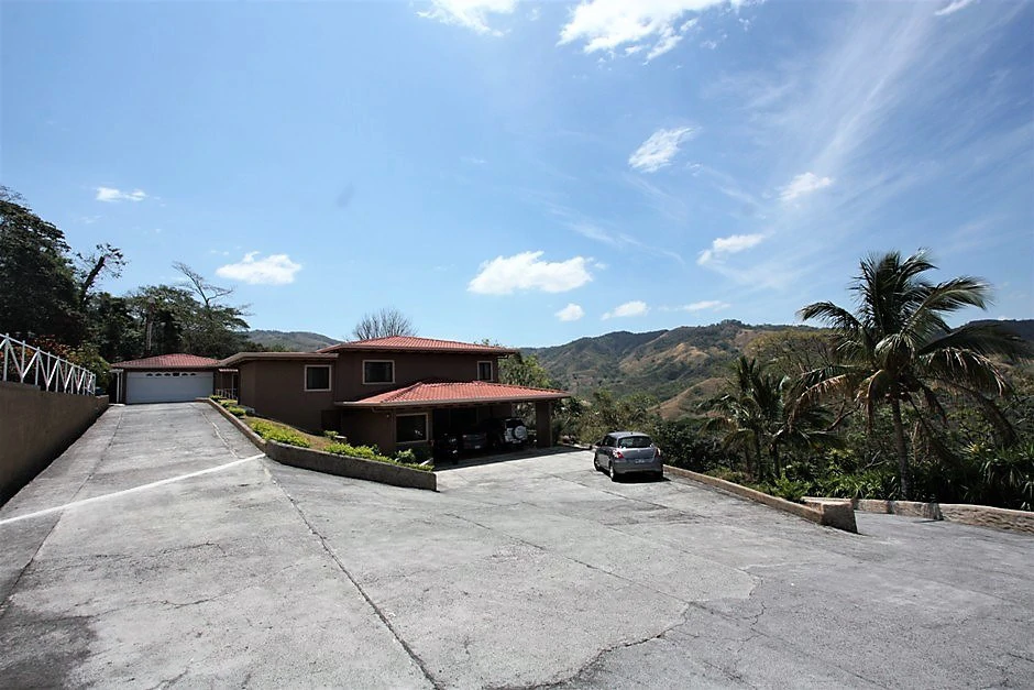 Family-Focused Complex with Four Residences - Gallery image 4