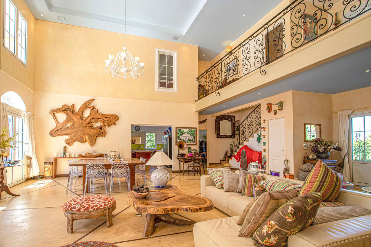 LUXURY PROPERTY HOUSE AND 5 APARTMENT SANTA ANA: Incredible property to live or invest. Ideal for single space. . This beautiful property measures 4857 m2 of lot with a street front of 23m2 and 432 m2 - Gallery image 6
