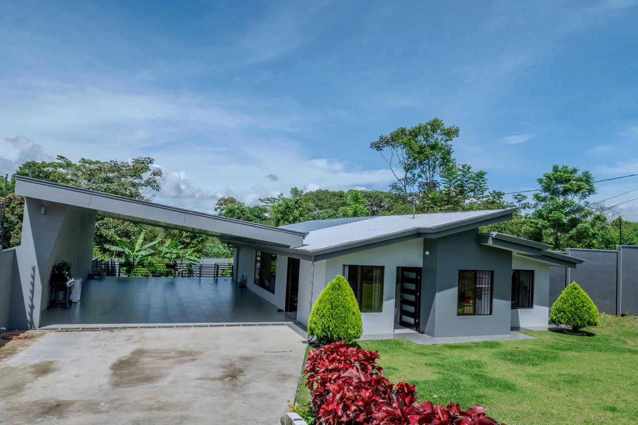 Spacius Home in Pérez Zeledón | 3 bedrooms, 3 Bathrooms - Gallery image 2