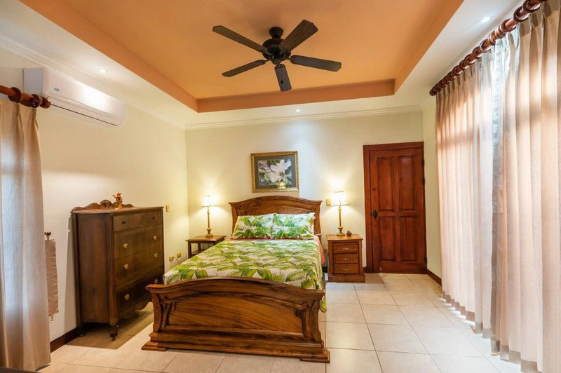 Amazing Casa Grande: Enormous Home with Pool near the Beach in a highly sought after Community! - Gallery image 27
