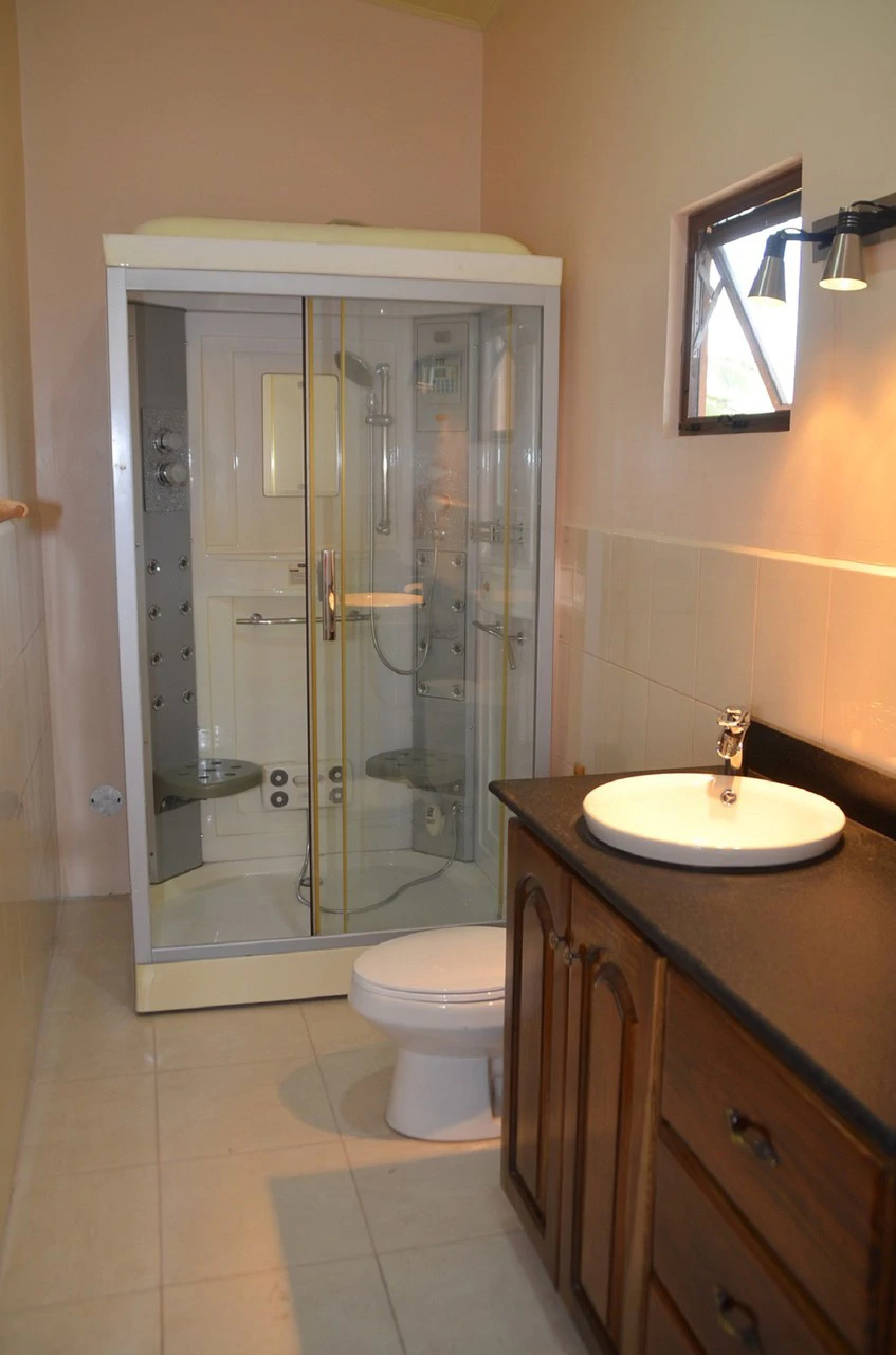 Retire With Peace of Mind: Luxury Home in Gated Community - Gallery image 15