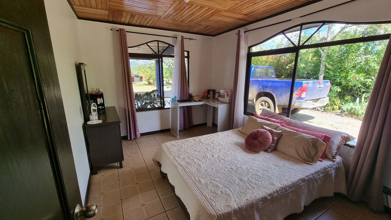 CASA SANTA ELENA: BEAUTIFUL HOUSE FOR SALE, WITH AMAZING VIEWS, 4 BDRM IN THE HEART OF SANTA ELENA - Gallery image 11