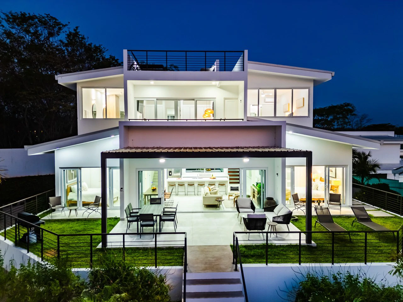 The Enclave: Ultra-Modern 5 Bedroom Villa Located Minutes From the Beach! - Gallery image 2