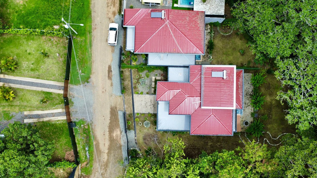 0.17 ACRES – 3 Bedrooms, Brand New Luxury Home in Uvita, Minutes From Beaches and Services, Wooded Lot, Year Round Stream, Private And Fully Furnished, Ready to Move!!! - Gallery image 9