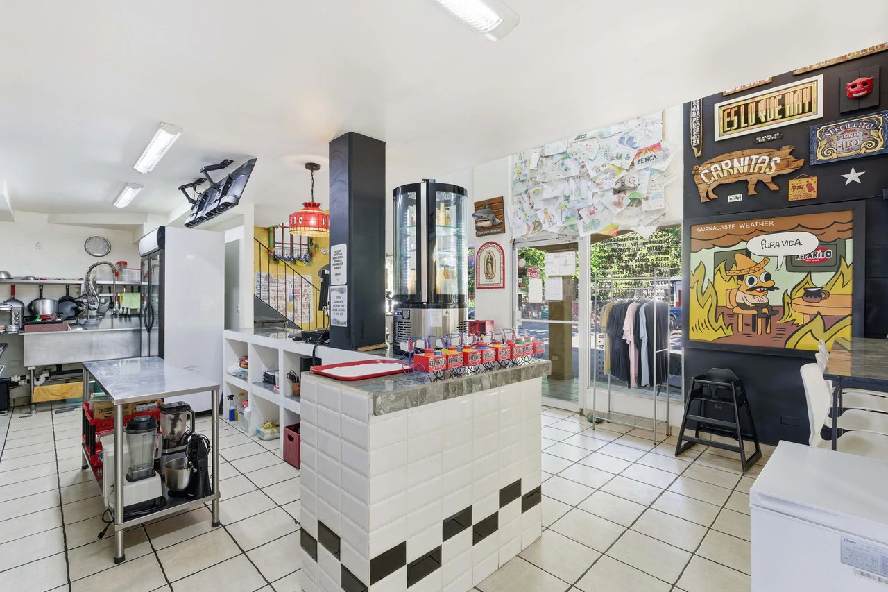 Reparito House: Turnkey Restaurant & Commercial Property for Sale - Gallery image 12