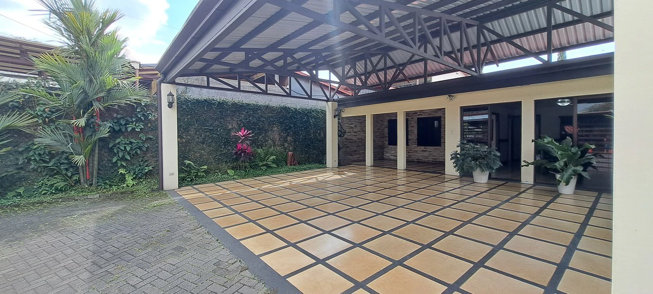 House in Grecia center just 100m from the Plaza Grecia Mall