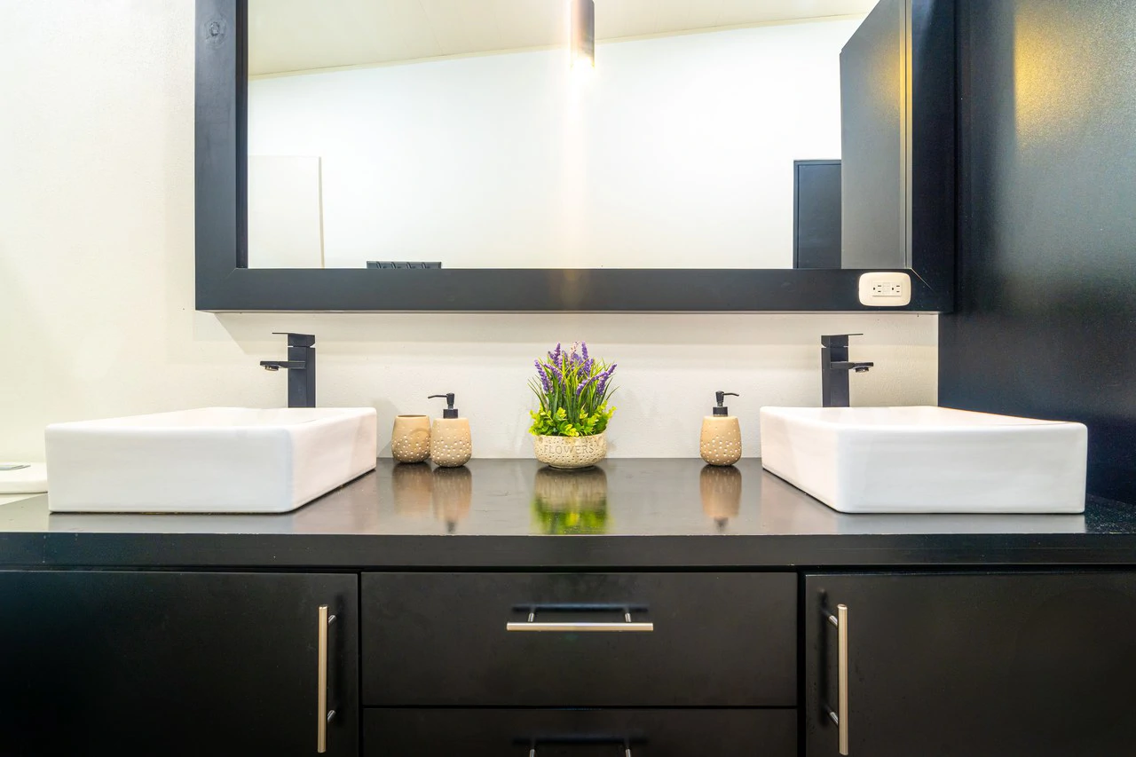 Modern 3 Bedroom Home - Walking distance to it all! - Gallery image 36