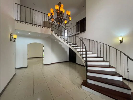 Stunning two-story house in exclusive condominiums in Santa Ana - Gallery image 2