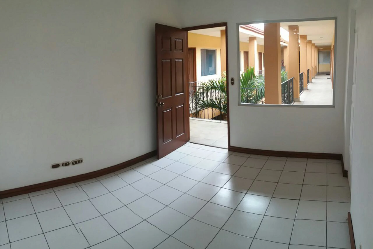 Building with Potential for Hostel or Airbnb – Near La Sabana and Paseo Colón - Gallery image 3