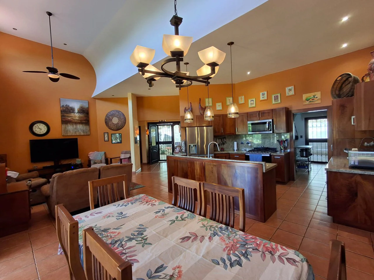 Private Paradise: Luxury home and Guest home on large private lot! - Gallery image 7