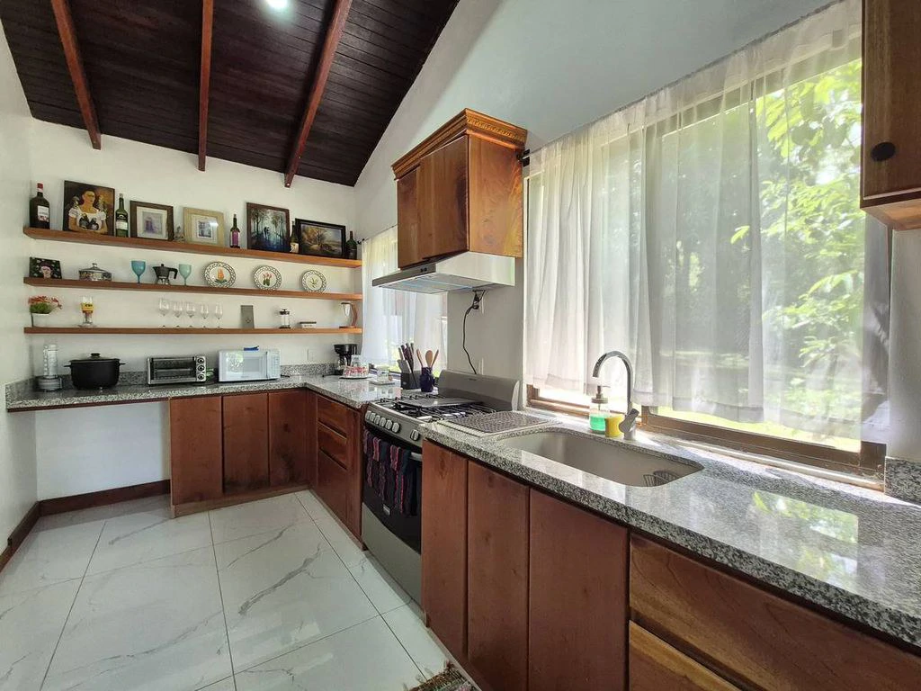 Casa Verde Norouz: Renovated 2-Bedroom Home with Independent Guest Cottage Just 3 Minutes from Sámara - Gallery image 10