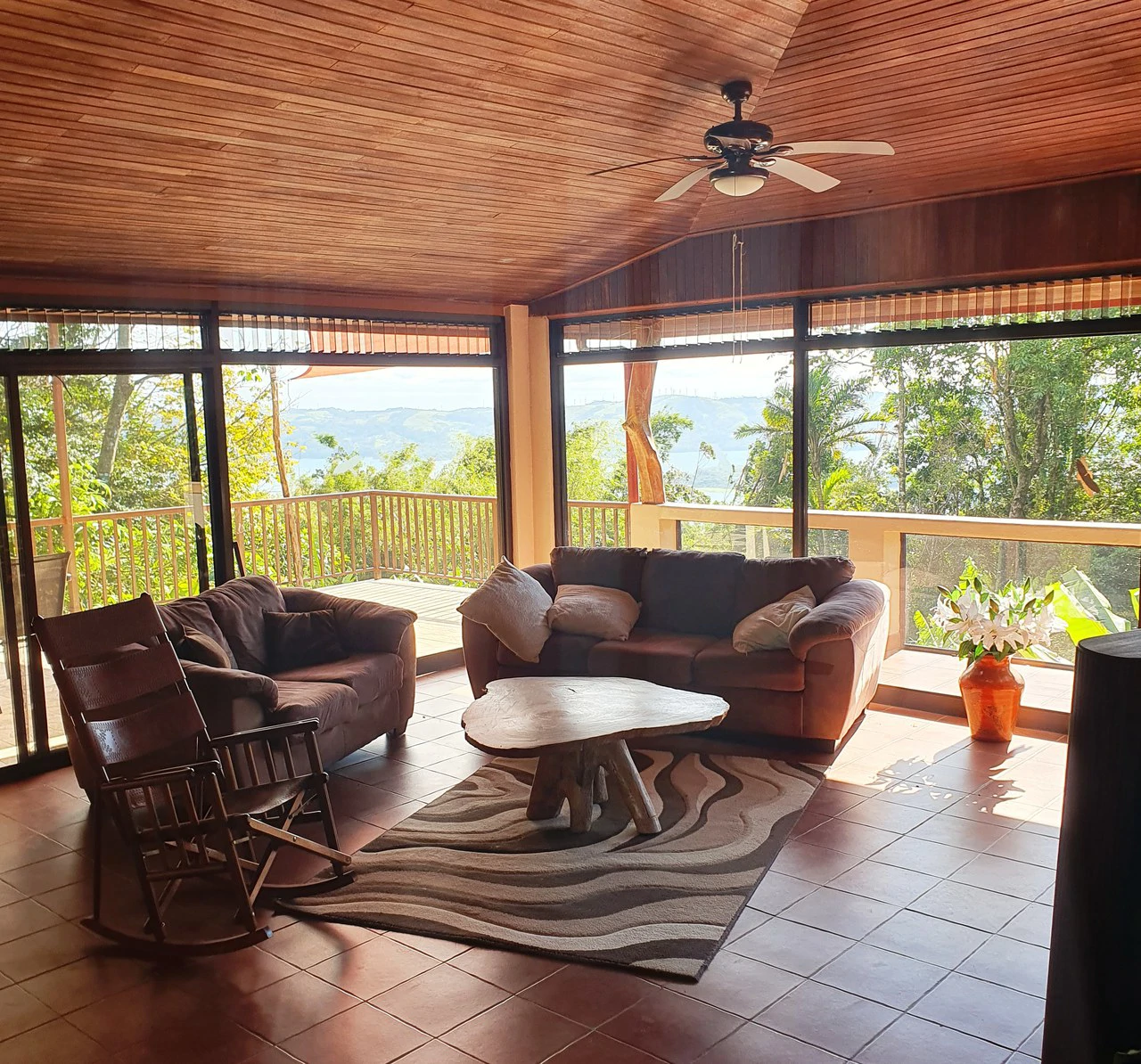 Lakeview Serenity Estate - Two Family Home: Stunning Lakeview Two-Family Home on 3,600 m² – Privacy, Nature & Income Potential - Gallery image 4