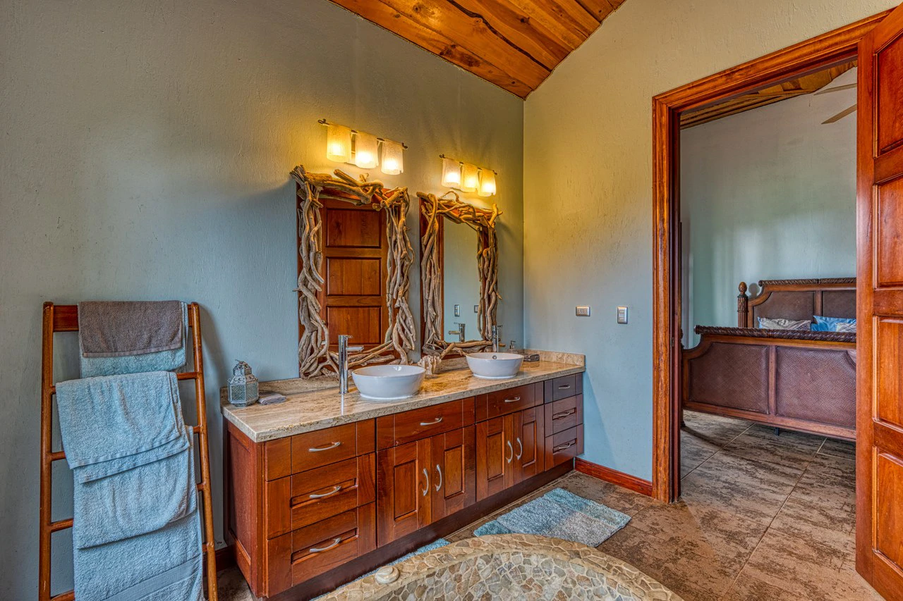 5 Bedroom Mountain Retreat Minutes from the Beach Platanillo Costa Rica - Gallery image 30