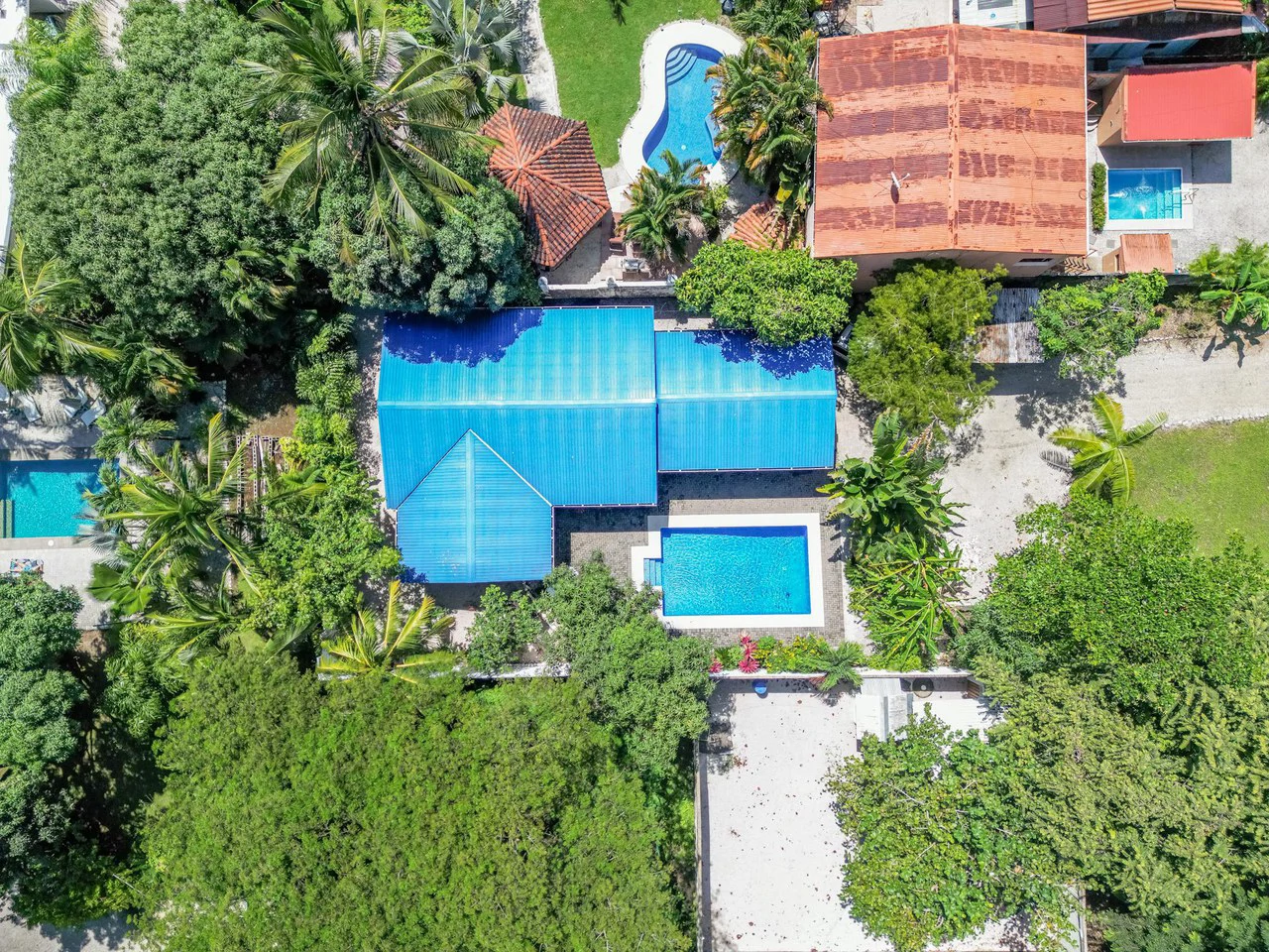 Casa Verde: Stunning Pool and Exceptional Outdoor Living Space - Gallery image 3