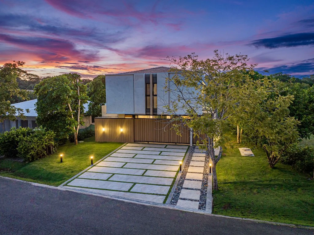 Near the Coast House For Sale in Playa Herradura