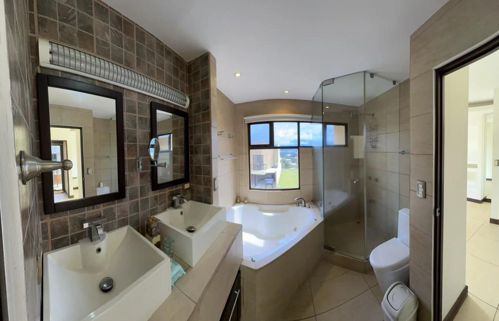 House For Sale in San Antonio - Gallery image 16