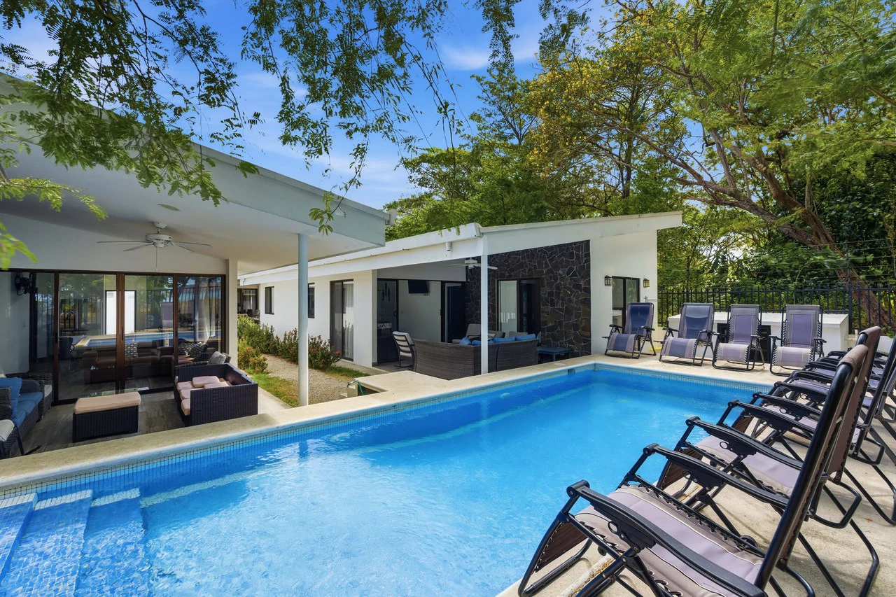 Three Mermaids: Beachfront 10-Bedroom Pod-Style Residence with Pool in Playa Flamingo - Gallery image 10
