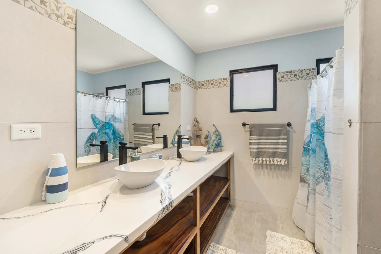 Casa El Coco: Modern Beach Retreat Steps from the Sand in Palm Beach Estates - Gallery image 9