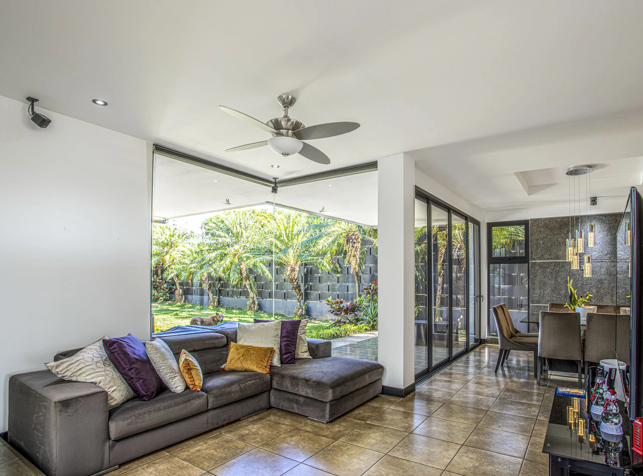 Extraordinary one story house located in a condo - Gallery image 4
