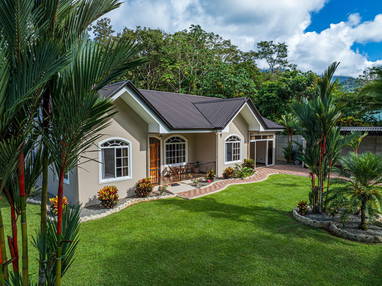 Exceptional 5-Bedroom Residence on Los Laureles Street – Prime Location & Versatile Layout - Gallery image 32
