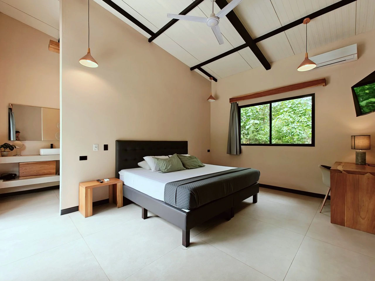 ID 751: Turn-Key Villa with Proven Income Near Cahuita National Park – Main House, Casita, and Stunning Pool on Over Half an Acre - Gallery image 8