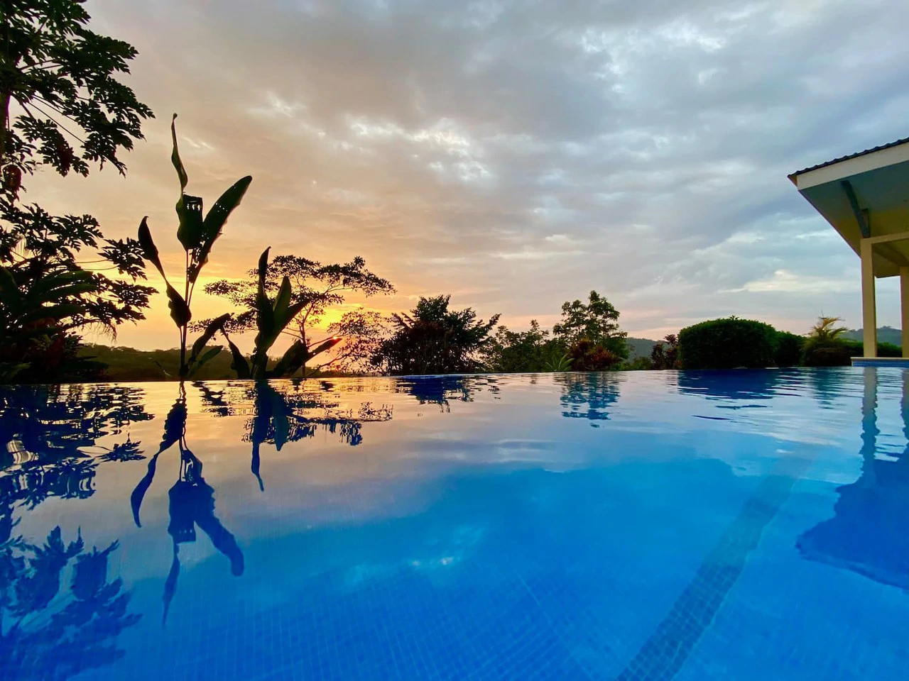 2.4 ACRES – 3 Bedroom Main Home Plus 1 Bedroom Casita And Cabina, Luxury Ocean View Property, 15min to Dominical!!: Near the Coast and Mountain House For Sale in Lagunas - Gallery image 7