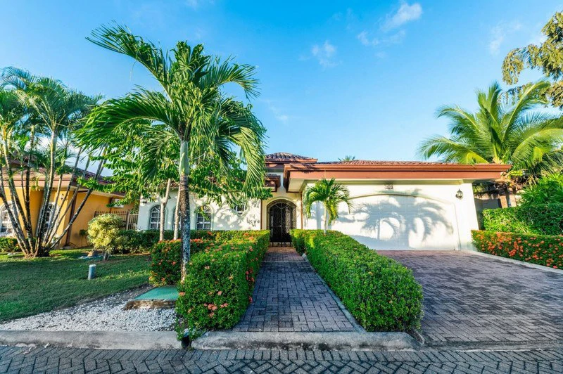 Amazing Casa Grande: Enormous Home with Pool near the Beach in a highly sought after Community!
