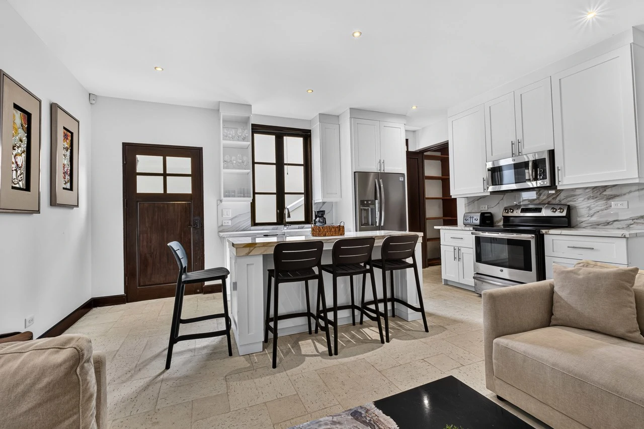 16 Avenida La Antigua: Renovated Turn- Key Living in the Heart of Las Catalinas - photo 7