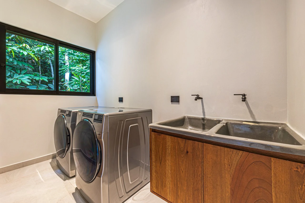 Casa Koules: Architectural 5-Bedroom Oceanview Estate in Prestigious Costa Verde Estates - Gallery image 26