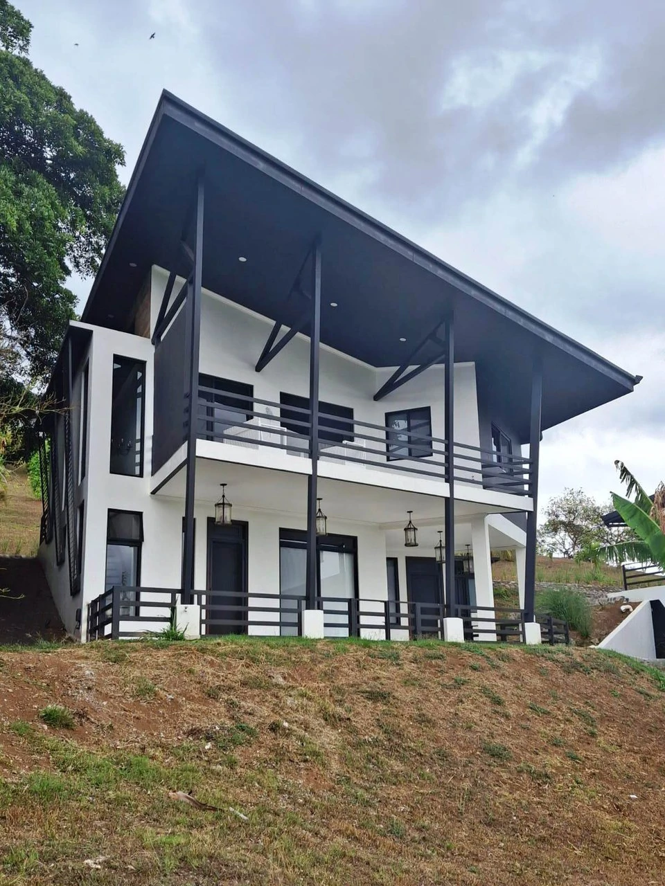 Hillside Living With Views!: Modern 3 bedroom home...Million Dollar Views! - Gallery image 3