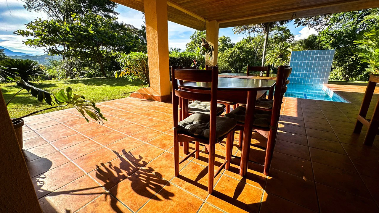 MOUNTAIN VIEW PARADISE WITH PRIVACY - 5 MINUTES AWAY FROM THE BEACH AND AMENITIES: Mountain House For Sale in Ojochal - Gallery image 4