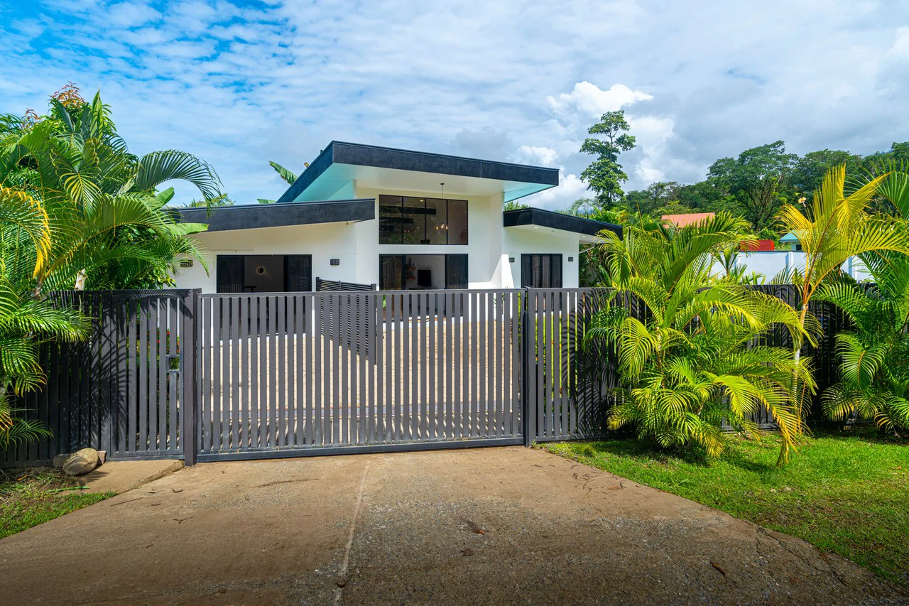 Modern 3 Bedroom Home - Walking distance to it all! - Gallery image 11
