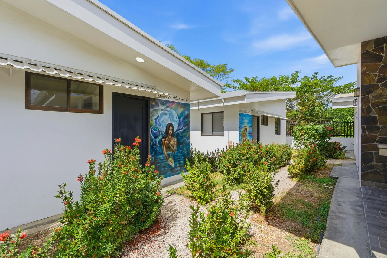 Three Mermaids: Beachfront 10-Bedroom Pod-Style Residence with Pool in Playa Flamingo - Gallery image 17