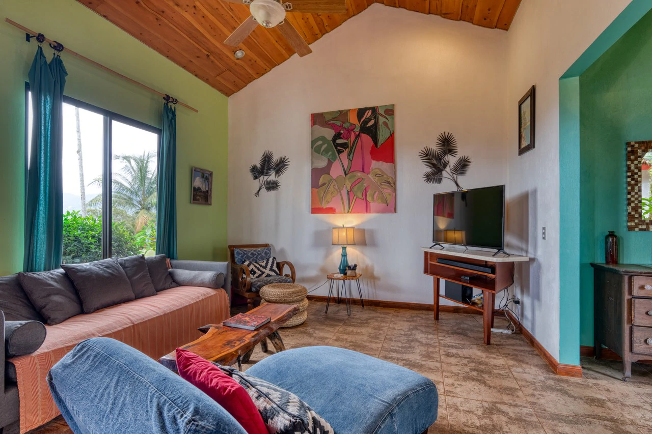 5 Bedroom Mountain Retreat Minutes from the Beach Platanillo Costa Rica - Gallery image 17