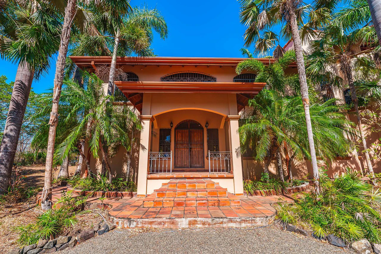 Casa Palacio: Elegant and Palatial 3BR in Gated Community - Gallery image 7