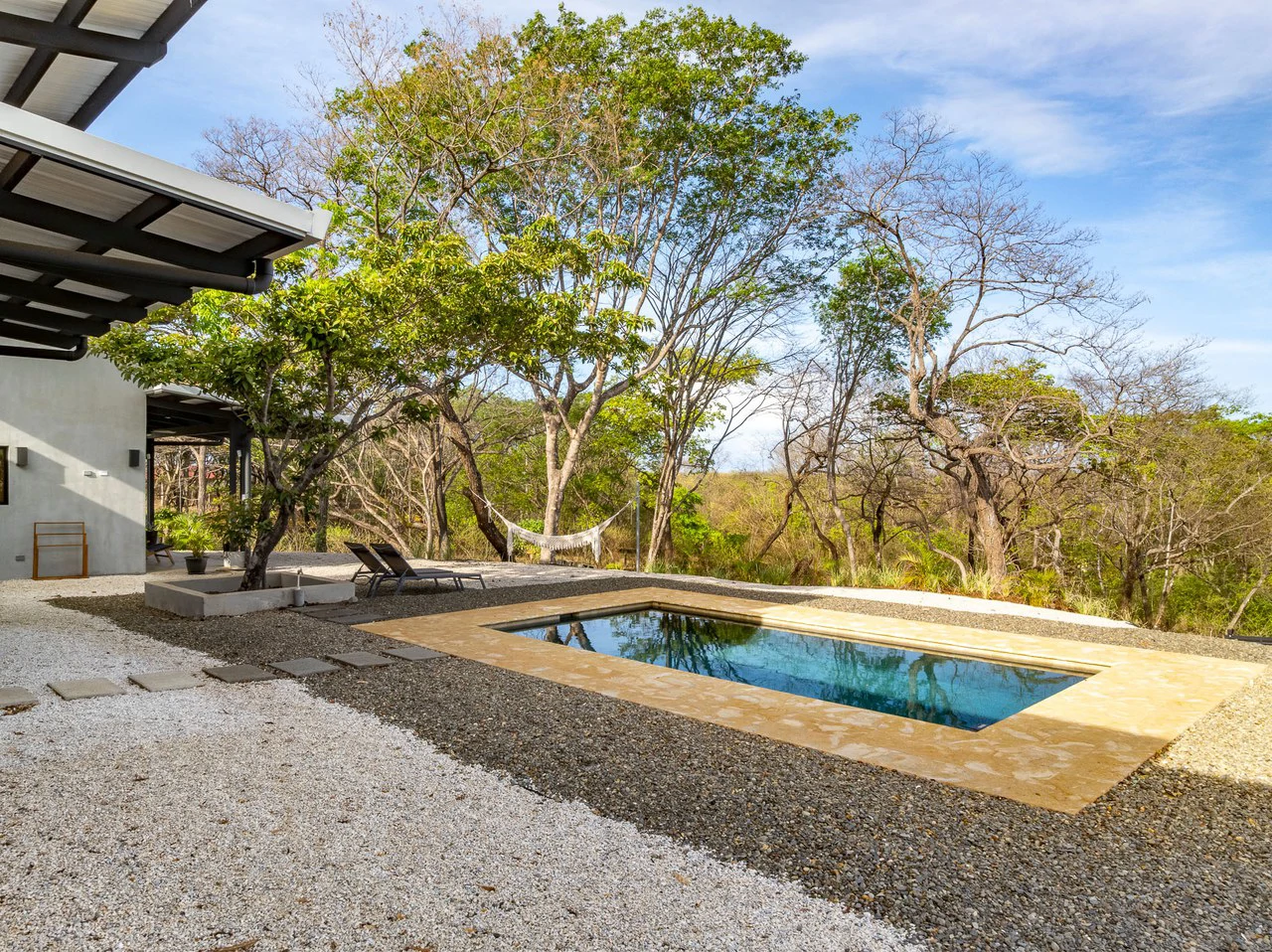 Casa Serena: Modern Villa with Pool and Guest House - Gallery image 7