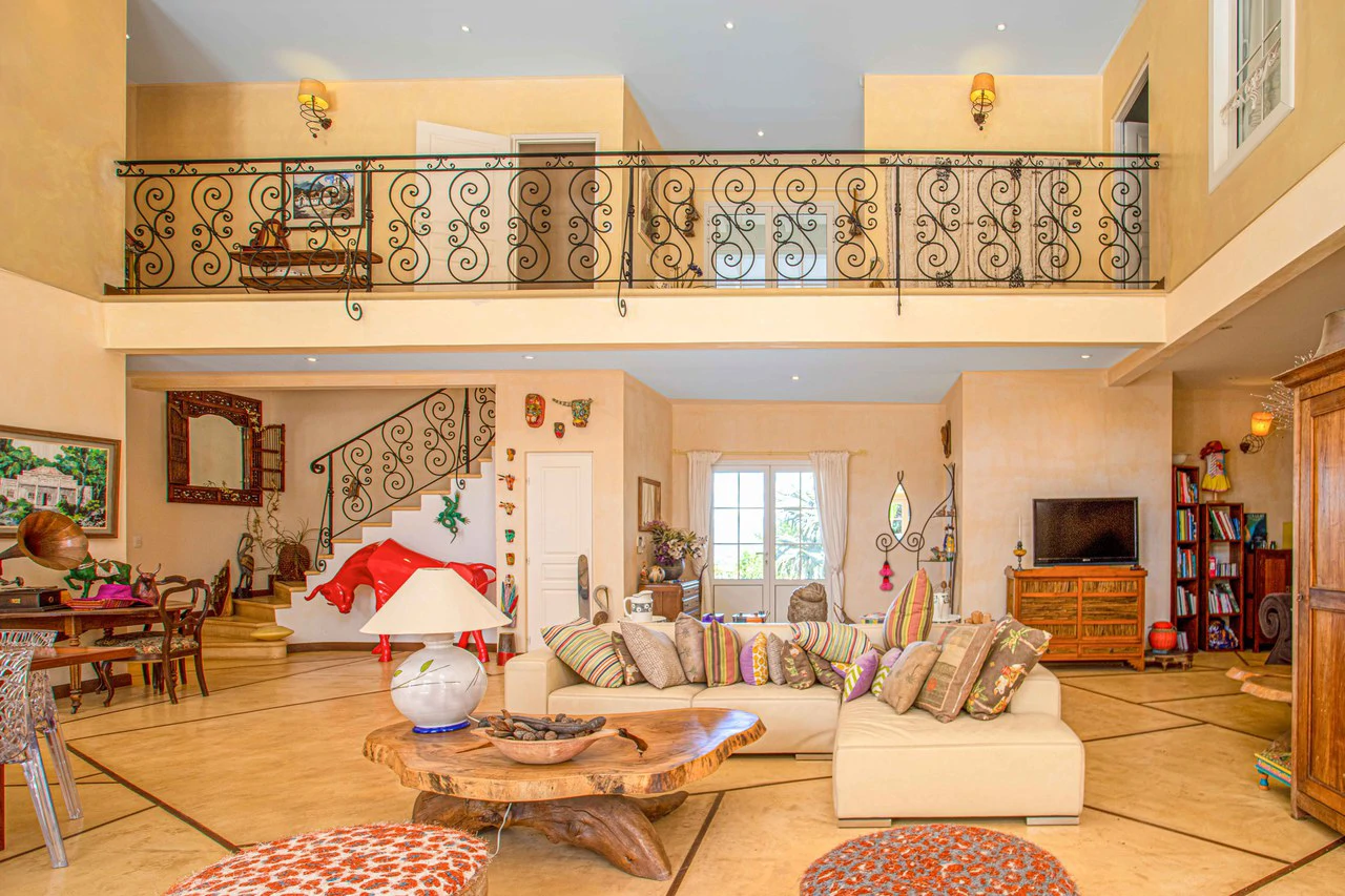 LUXURY PROPERTY HOUSE AND 5 APARTMENT SANTA ANA: Incredible property to live or invest. Ideal for single space. . This beautiful property measures 4857 m2 of lot with a street front of 23m2 and 432 m2 - Gallery image 8