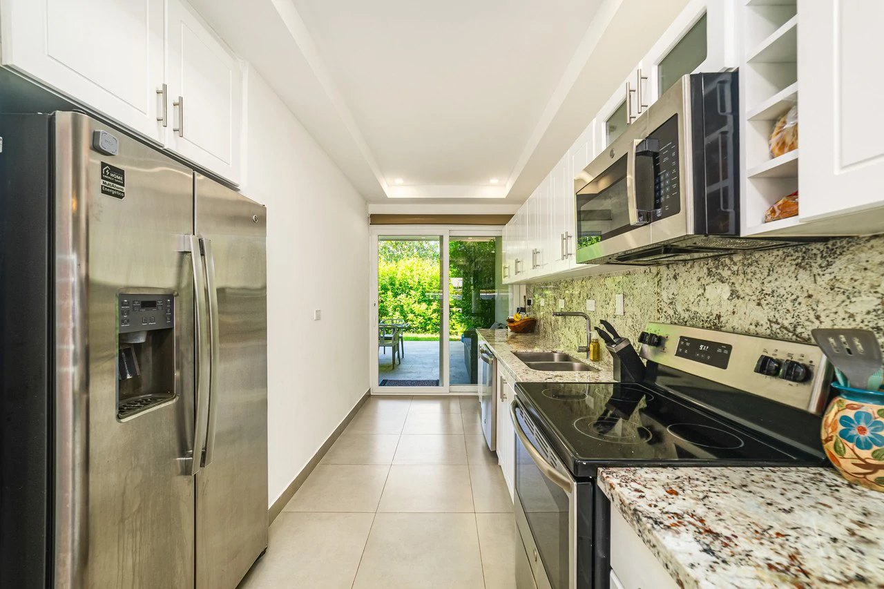 Jacarandas #11: Elegant Townhouse Minutes from the Beach - Gallery image 16