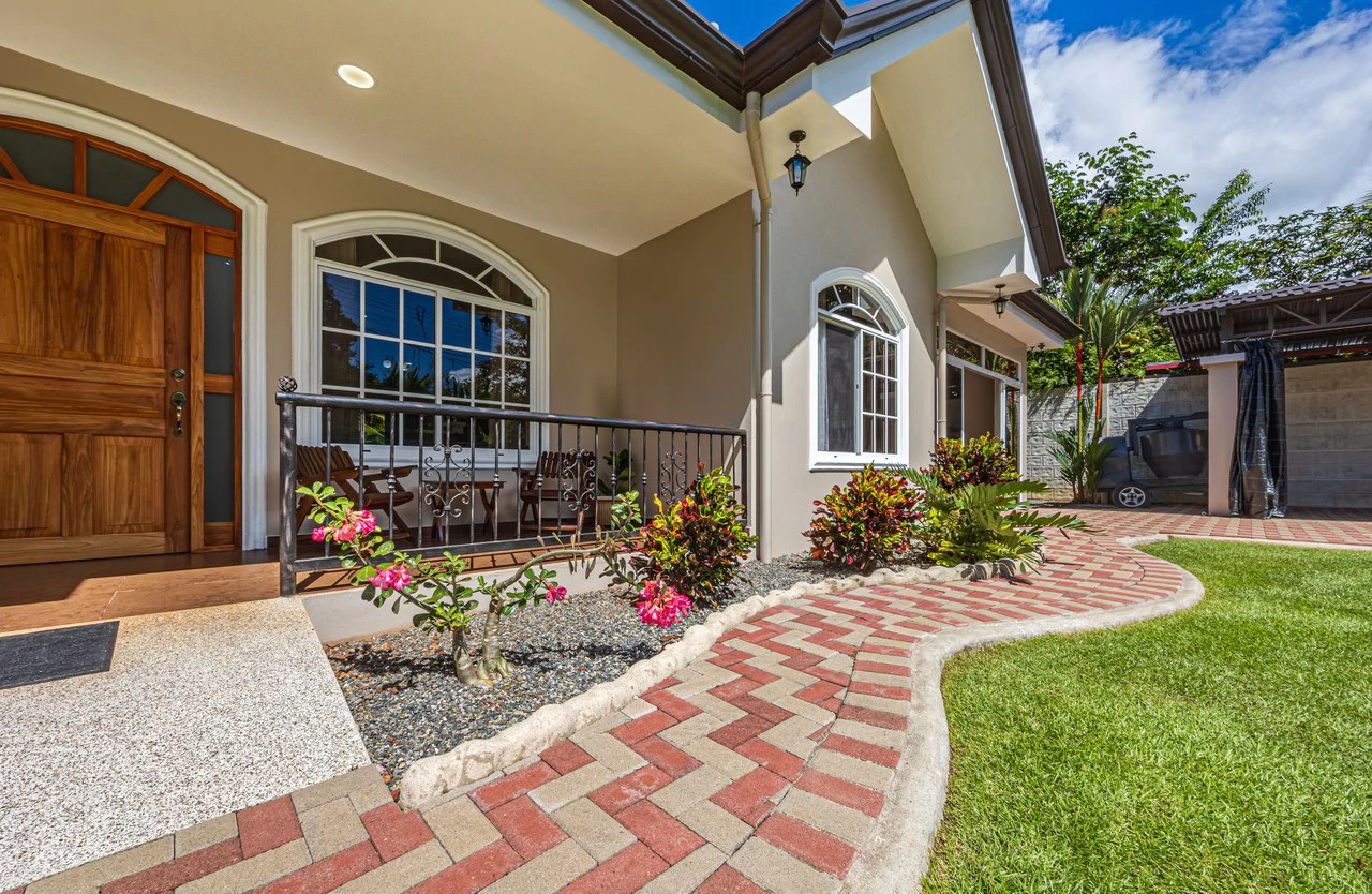 Exceptional 5-Bedroom Residence on Los Laureles Street – Prime Location & Versatile Layout - Gallery image 2