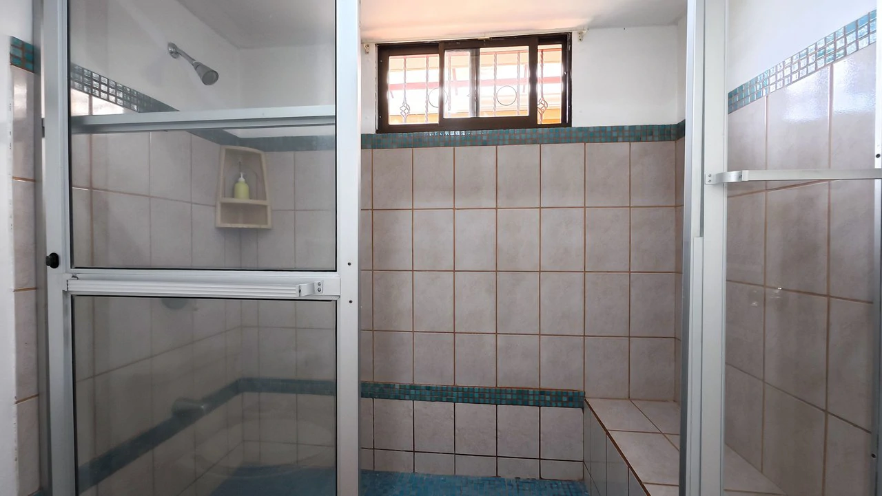 HOUSE FOR SALE, LOCATED IN THE CENTER OF PEREZ ZELEDON: Elegant and spacious turnkey house for sale in the center of Perez Zeledon - Gallery image 12