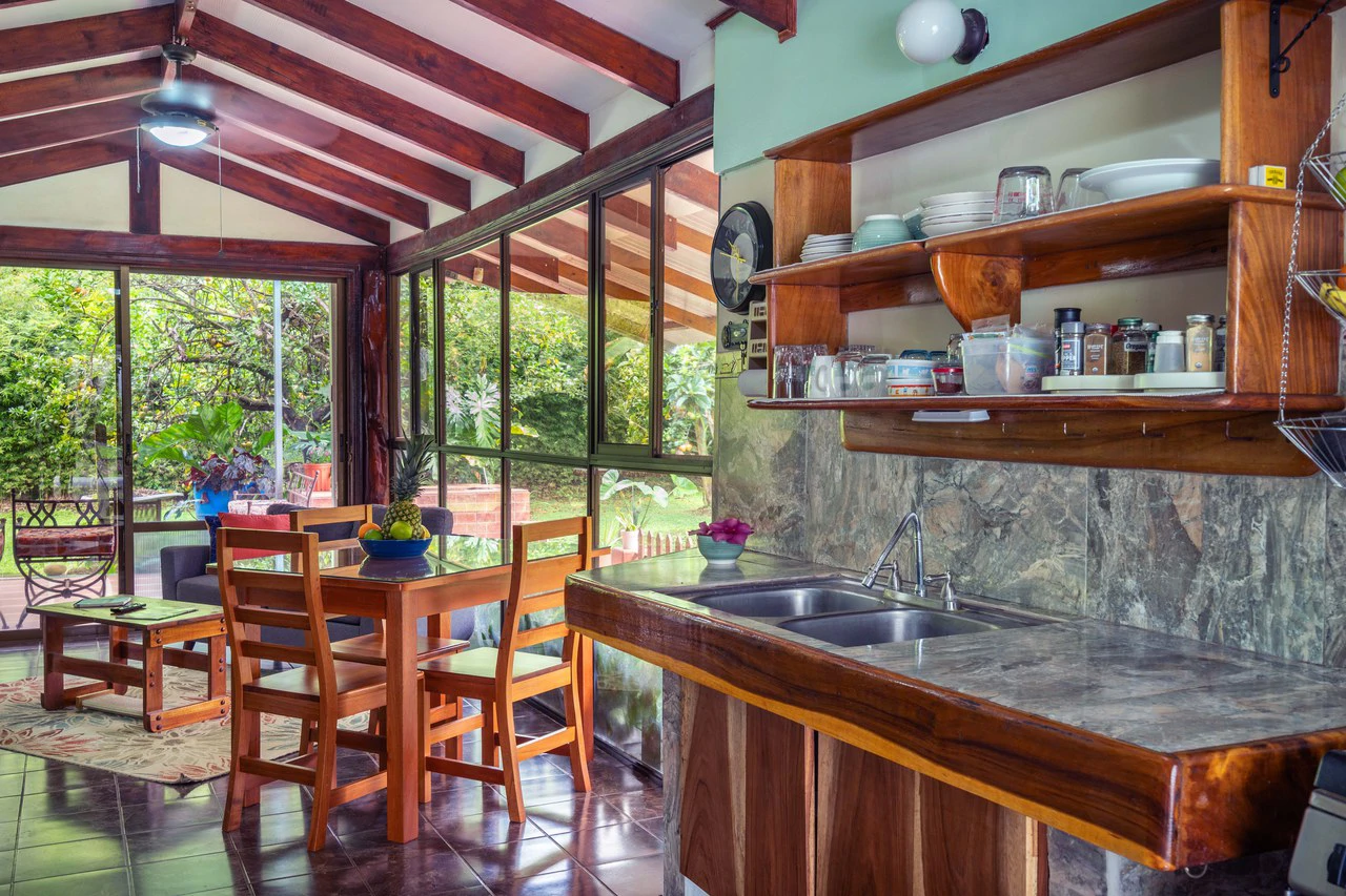 Matapalo gated home, 5 minutes from beach - Gallery image 7