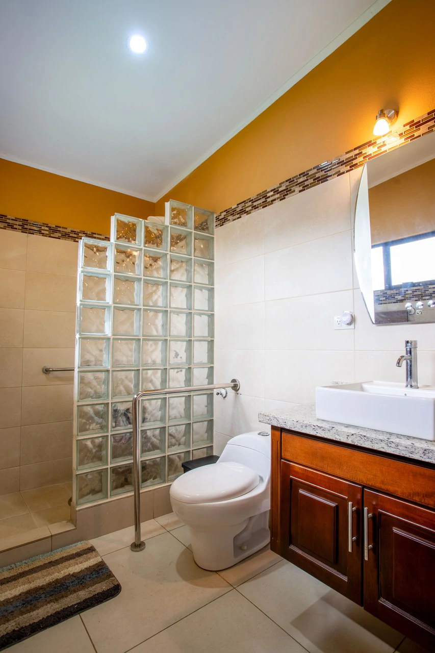 Modern Furnished Home Just 5 Minutes from Downtown Grecia - Gallery image 27