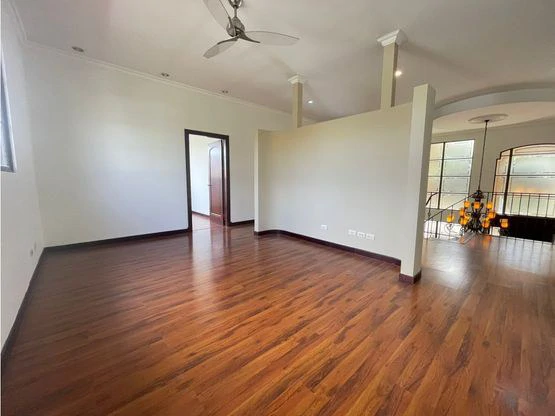 Stunning two-story house in exclusive condominiums in Santa Ana - Gallery image 18