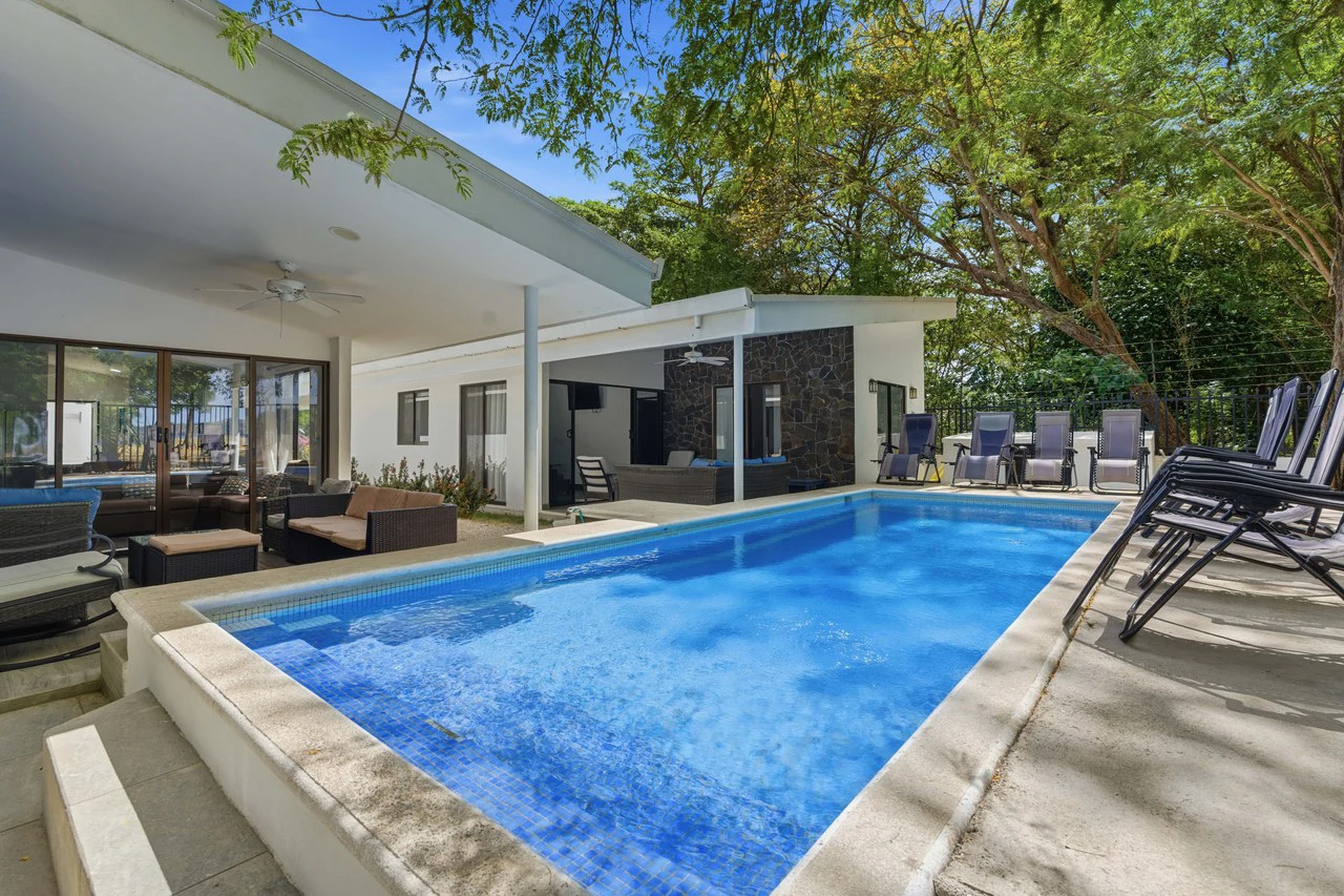 Three Mermaids: Beachfront 10-Bedroom Pod-Style Residence with Pool in Playa Flamingo - Gallery image 9