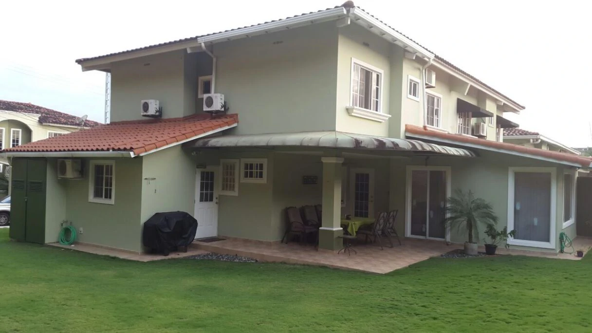 HOUSE FOR SALE IN VILLA LUCRE