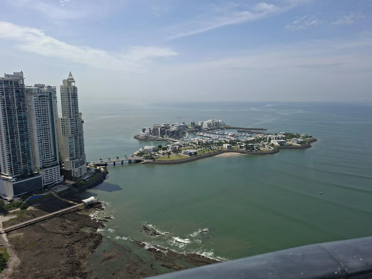 FOR SALE- Penthouse in Punta Paitilla, Panama City, Panama - photo 4