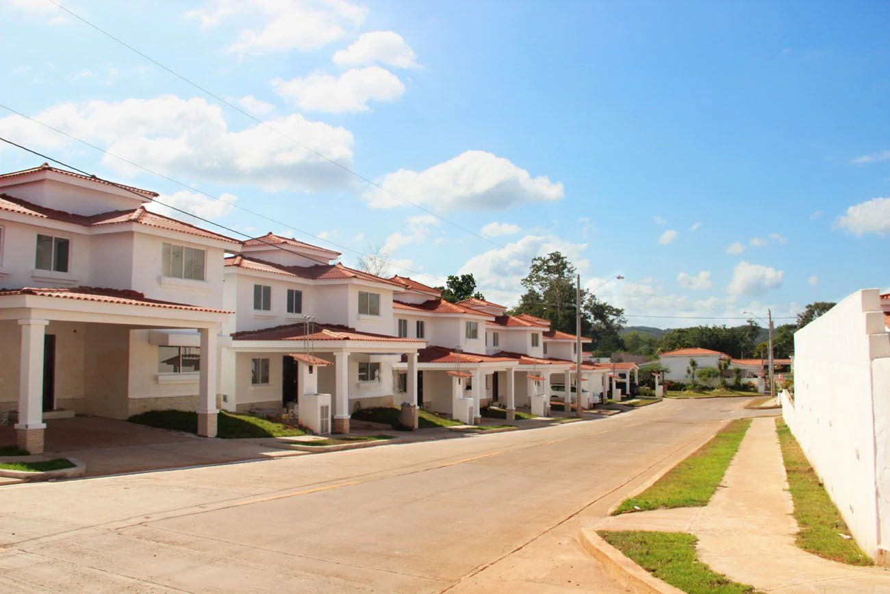 Beautiful House for Sale in Arraijan, gated residential community bioclimatic architecture and a forest reserve. - photo 2