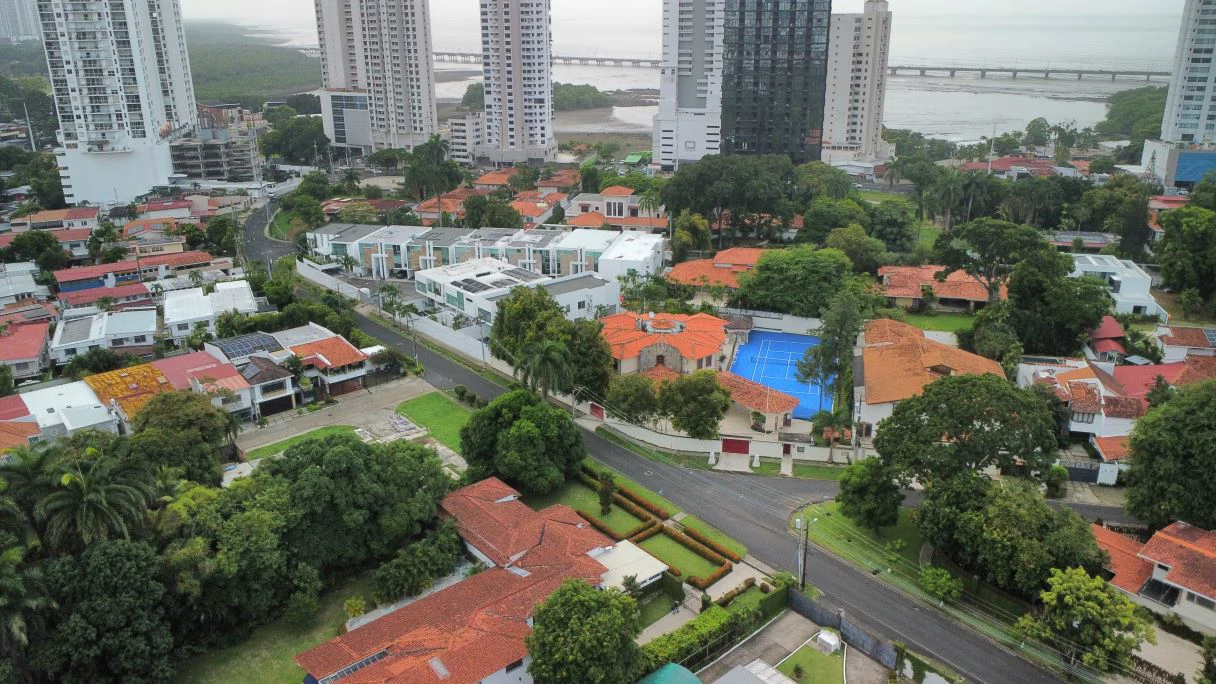 2. Luxury Residence in Altos de Golf, Panama City - photo 34